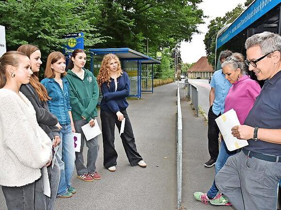 Kunstlehrer Andreas Schobert (rechts) freut sich mit seinen Schülerinnen, dass Stephanie Schütz (Zweite von rechts) und Alexander Schütz die Aktion unterstützen.