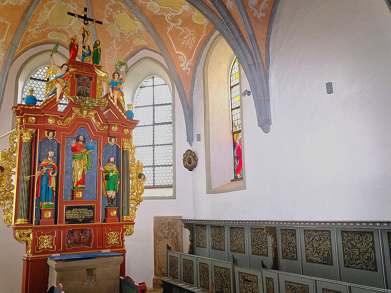 Jahrzehntelang ging das Kreuz an der rechten Seite der evangelischen Kirche - zwischen dem Altar und dem Eingang der Sakristei. Jetzt ist dort nur noch eine große,weiße Wand zu sehen. Jahrzehntelang ging das Kreuz an der rechten Seite der evangelischen Kirche - zwischen dem Altar und dem Eingang der Sakristei. Jetzt ist dort nur noch eine große,weiße Wand zu sehen.