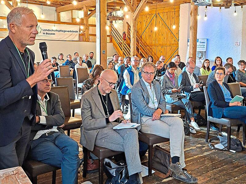 Die G&auml;ste des Bayerischen Landschaftspflegetags stellten den Referenten in Weisendorf viele Fragen.