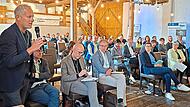 Die G&auml;ste des Bayerischen Landschaftspflegetags stellten den Referenten in Weisendorf viele Fragen.