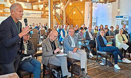 Die Gäste des Bayerischen Landschaftspflegetags stellten den Referenten in Weisendorf viele Fragen. Die Gäste des Bayerischen Landschaftspflegetags stellten den Referenten in Weisendorf viele Fragen.
