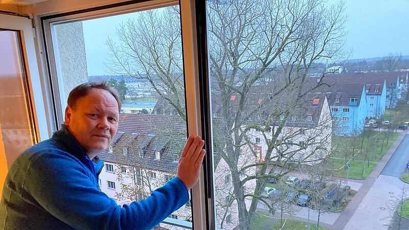 Oliver Schmitt kann von seiner Wohnung aus direkt auf das Gelände der Bundespolizei sehen – und hören. Der Lärm regt ihn auf. Oliver Schmitt kann von seiner Wohnung aus direkt auf das Gelände der Bundespolizei sehen – und hören. Der Lärm regt ihn auf.