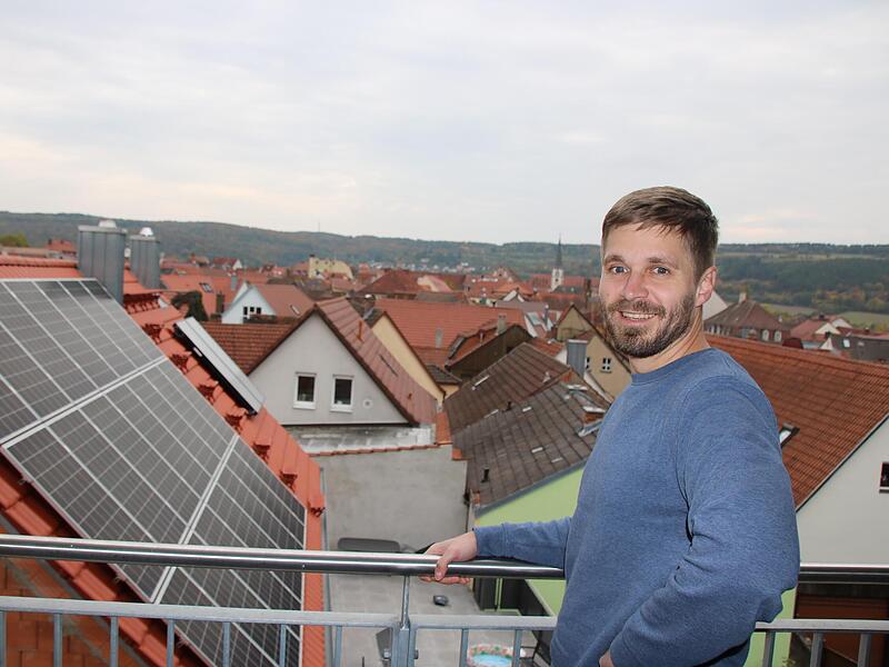 Klimaschutzmanager Philipp Spitzner auf dem Baderturm: Auch Photovoltaikanlagen in der Altstadt geh&ouml;ren zu seinen Themen.
