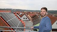 Klimaschutzmanager Philipp Spitzner auf dem Baderturm: Auch Photovoltaikanlagen in der Altstadt geh&ouml;ren zu seinen Themen.