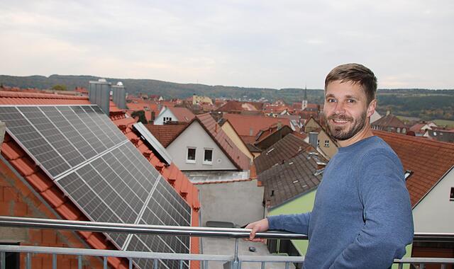 Klimaschutzmanager Philipp Spitzner auf dem Baderturm: Auch Photovoltaikanlagen in der Altstadt gehören zu seinen Themen. Klimaschutzmanager Philipp Spitzner auf dem Baderturm: Auch Photovoltaikanlagen in der Altstadt gehören zu seinen Themen.