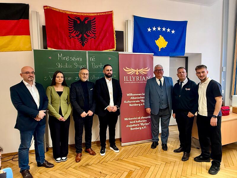 Unterricht An der Martinschule Bamberg wird nun Albanisch unterrichtet. Mit dabei bei der Eröffnungsfeier: Armend Ismajli (1. v. l.), Kastriot Spahio (4.v.l.) und 3. Bürgermeister Wolfgang Metzner (5.v.l.).