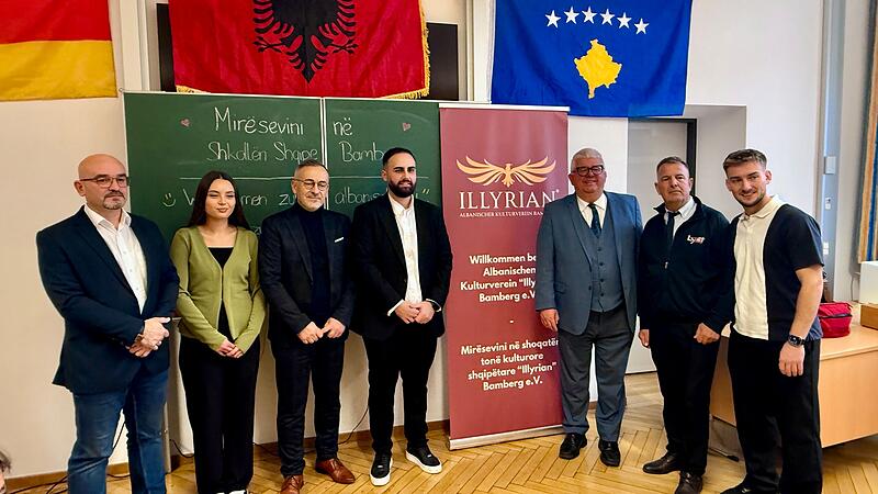 An der Martinschule Bamberg wird nun Albanisch unterrichtet. Mit dabei bei der Er&ouml;ffnungsfeier: Armend Ismajli (1. v. l.), Kastriot Spahio (4.v.l.) und 3. B&uuml;rgermeister Wolfgang Metzner (5.v.l.).