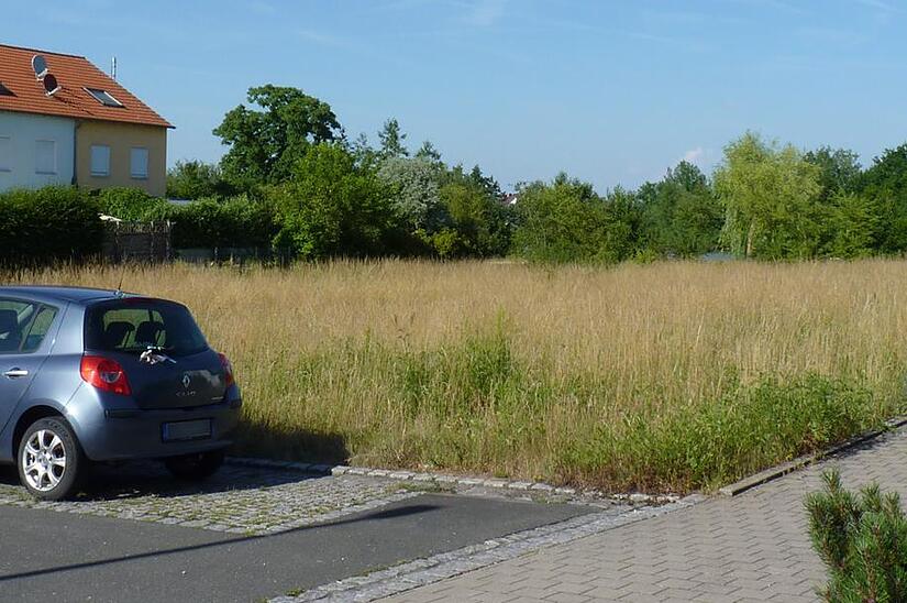 Auf diesem Grundstück soll das Mehrparteienhaus in Adelsdorf entstehen. Dieses Projekt genehmigte der Gemeinderat zwischenzeitlich.Britta Schnake Auf diesem Grundstück soll das Mehrparteienhaus in Adelsdorf entstehen. Dieses Projekt genehmigte der Gemeinderat zwischenzeitlich.Britta Schnake