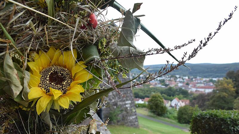 Der Eingang zur Rosen- und Gartenmesse wurde festlich geschm&uuml;ckt.Viele Bilder: Die Rosenmesse auf der Festung Rosenberg bezaubert