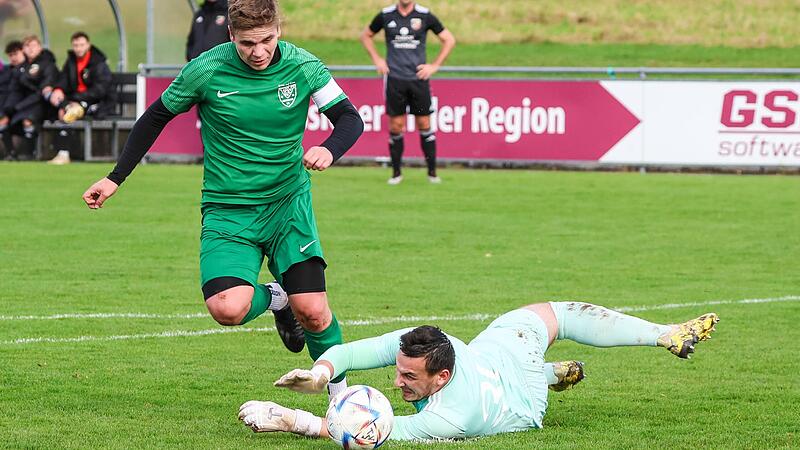 Neukenroths Torjäger Felix Maurer überspielt hier den Gästekeeper aus Buttenheim und hat keine Mühe, den Ball ins leere Tor zu schieben. Er, Lucas Bauer, Tim Wachter und Jonas Nickol haben bisher 47 Tore für ihre Mannschaft erzielt. Neukenroths Torjäger Felix Maurer überspielt hier den Gästekeeper aus Buttenheim und hat keine Mühe, den Ball ins leere Tor zu schieben. Er, Lucas Bauer, Tim Wachter und Jonas Nickol haben bisher 47 Tore für ihre Mannschaft erzielt.