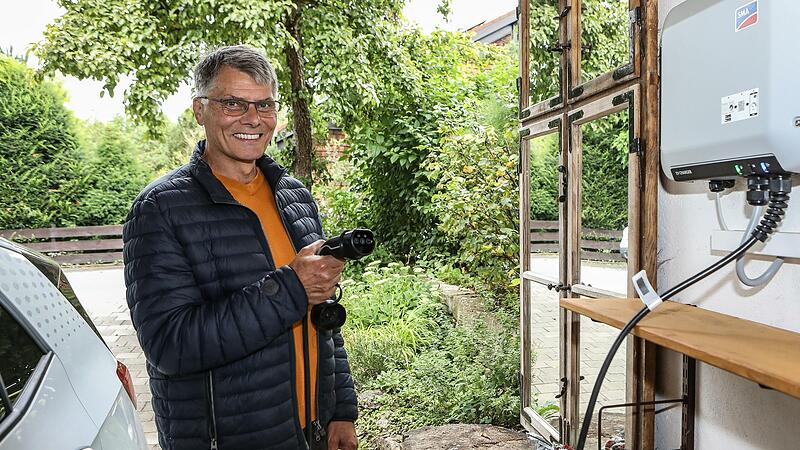 Werner Kruckow aus Neunkirchen  am Brand zeigt, wie er das 1,5 Grad-Ziel  erreichen will. Der Strom f&uuml;r das E-Auto kommt aus eigener   Gewinnung.Forchheim & Fr&auml;nkische Schweiz
