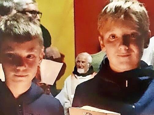 Elias Schmitt und Finn Burdack liefen die gesamte Pilgerstrecke mit.