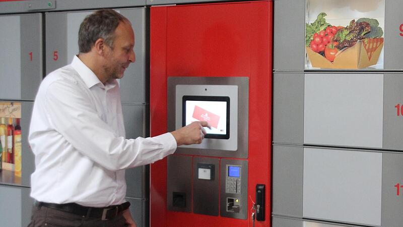 Marketingchef Mario Pfeuffer bedient einen Cool Locker-Automaten. Das Pilotprojekt l&auml;uft.