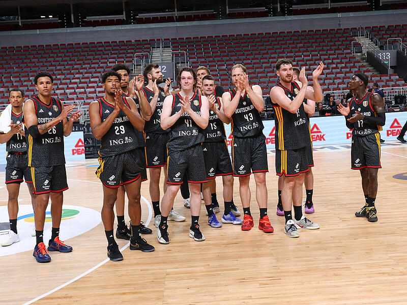 Die deutsche Mannschaft bedankt sich nach dem 92:86-Sieg gegen Israel am Freitag bei einer kleinen Fangruppe in Riga für die Unterstützung. Die deutsche Mannschaft bedankt sich nach dem 92:86-Sieg gegen Israel am Freitag bei einer kleinen Fangruppe in Riga für die Unterstützung.