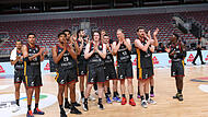 Die deutsche Mannschaft bedankt sich nach dem 92:86-Sieg gegen Israel am Freitag bei einer kleinen Fangruppe in Riga für die Unterstützung. Die deutsche Mannschaft bedankt sich nach dem 92:86-Sieg gegen Israel am Freitag bei einer kleinen Fangruppe in Riga für die Unterstützung.