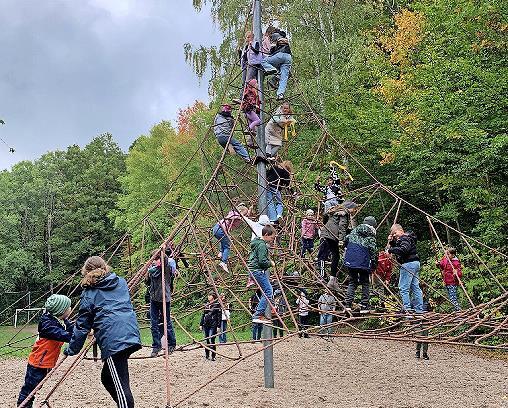 Beim Kindernachmittag im Rahmen des 60. Jahresfestes des CVJM Altenstein durften die Buben und Mädchen auf dem Vereinsgelände auf Schatzsuche gehen – unter anderem am Seilzirkus.