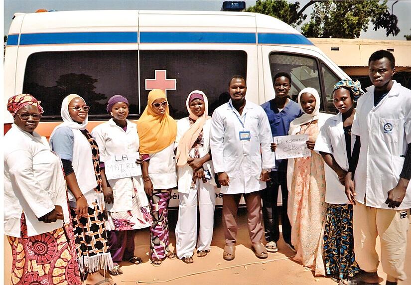 Das Team der Krankenstation in der Gemeinde Bossofala in Mali freut sich &uuml;ber den Krankenwagen aus H&ouml;chstadt.