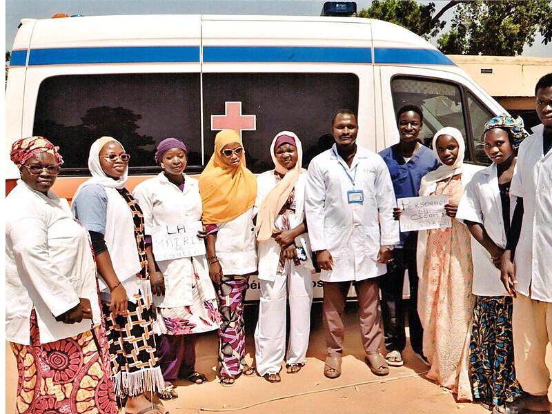 Das Team der Krankenstation in der Gemeinde Bossofala in Mali freut sich &uuml;ber den Krankenwagen aus H&ouml;chstadt.