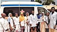 Das Team der Krankenstation in der Gemeinde Bossofala in Mali freut sich &uuml;ber den Krankenwagen aus H&ouml;chstadt.