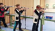Die Schülermannschaft in der Vorbereitung zum Start mit dem Luftgewehr (von links): Sophia Müller, Maxi Albert und Lasse Kröckel Lothar Metz Die Schülermannschaft in der Vorbereitung zum Start mit dem Luftgewehr (von links): Sophia Müller, Maxi Albert und Lasse Kröckel Lothar Metz