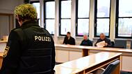Ein Blick in den Gerichtssaal auf die Anklagebank