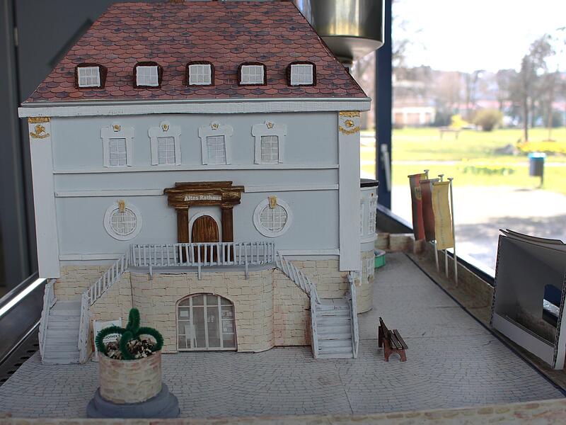 Bald soll das Alte Rathaus in Bad Br&uuml;ckenau wieder gl&auml;nzen, wie hier bei der originellen Nachbildung. Im Sommer kommt das Ger&uuml;st voraussichtlich weg.