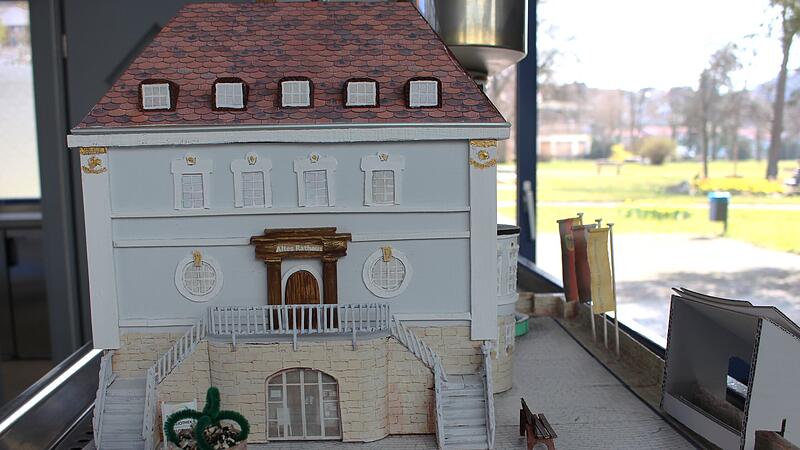 Bald soll das Alte Rathaus in Bad Br&uuml;ckenau wieder gl&auml;nzen, wie hier bei der originellen Nachbildung. Im Sommer kommt das Ger&uuml;st voraussichtlich weg.