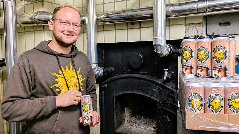 Daniel Schmitt von der Sonnen-Br&auml;u in M&uuml;rsbach im Landkreis Bamberg mit dem neuen Dosenbier &bdquo;Helle Sonne&ldquo;. Gebraut mit handwerklicher Holzfeuerung im Sudhaus.