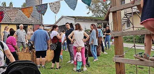 Das Hoffest war nicht nur ein Fest für die Sinne, sondern auch ein wichtiger Beitrag zur Förderung des regionalen Bewusstseins für ökologische Landwirtschaft und nachhaltige Ernährung. Das Hoffest war nicht nur ein Fest für die Sinne, sondern auch ein wichtiger Beitrag zur Förderung des regionalen Bewusstseins für ökologische Landwirtschaft und nachhaltige Ernährung.