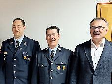 Stellv. Kommandant Sebastian Fell und neuer Kommandant Julian May, rechts Bürgermeister Harald Hofmann. Stellv. Kommandant Sebastian Fell und neuer Kommandant Julian May, rechts Bürgermeister Harald Hofmann.