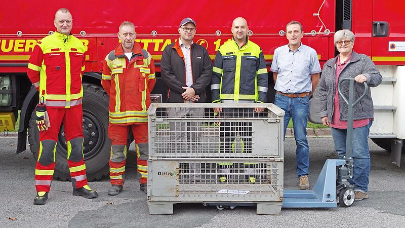 Der Kommandant Christian Wick und Vorsitzender Norbert Br&ouml;kelschen (von links) mit Firmenvertretern bei der Indienststellung der neuen Teile f&uuml;r den Feuerwehrlastwagen