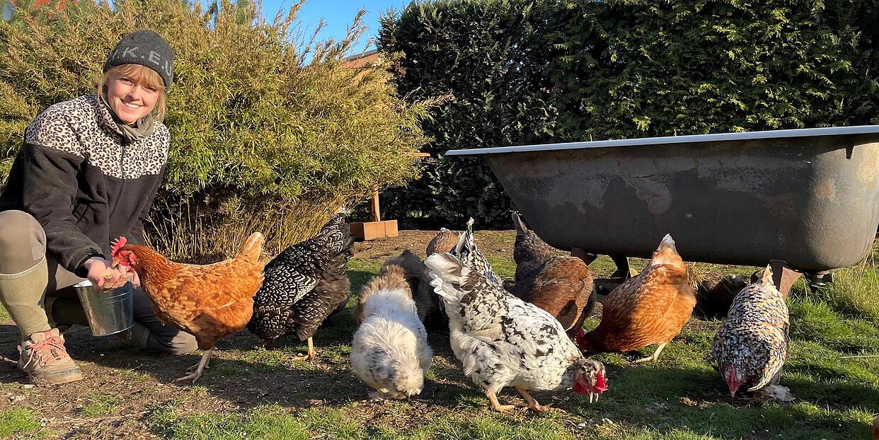 Puuut put put: Wenn Alisa Keilholz mit  Futter ins Gehege kommt, ist sie sofort von ihren geliebten Sch&uuml;tzlingen umzingelt.