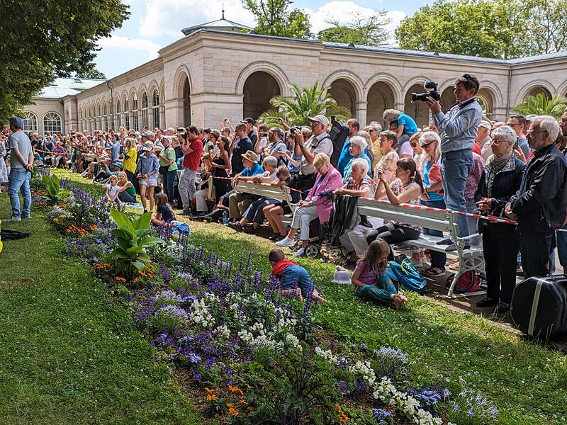 Die Zuschauer sind begeistert. Eifrig wird fotografiert und gefilmt.