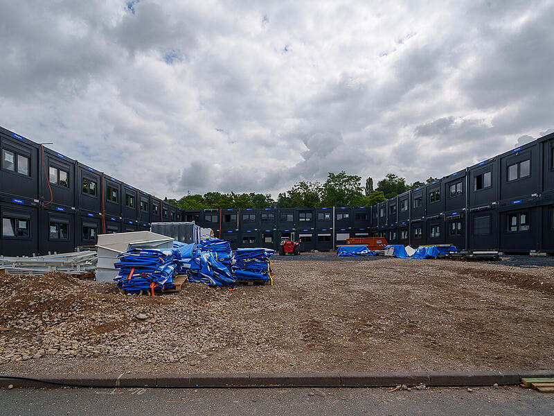 Die 220 Container sind U-förmig aufgebaut und zweigeschossig aufgebaut. Die 220 Container sind U-förmig aufgebaut und zweigeschossig aufgebaut.