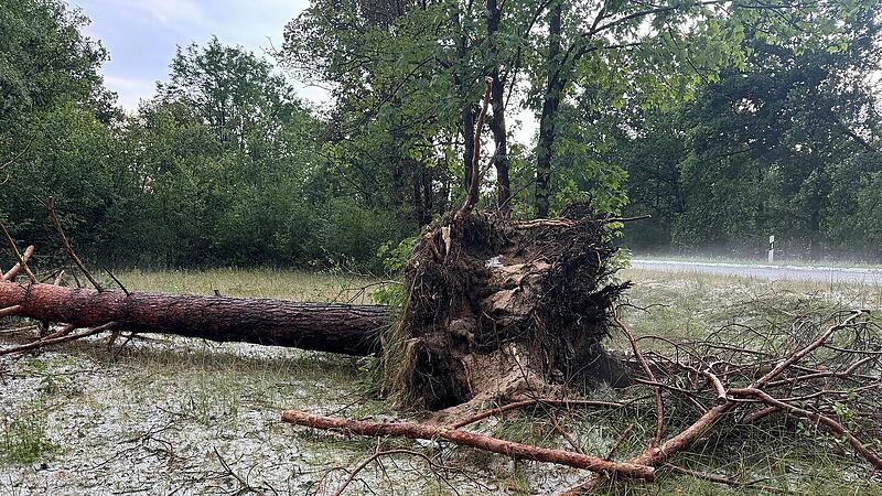 Unwetter wütet über Erlangen und Nürnberg: Hagel und Straßenblockaden Unwetter wütet über Erlangen und Nürnberg: Hagel und Straßenblockaden
