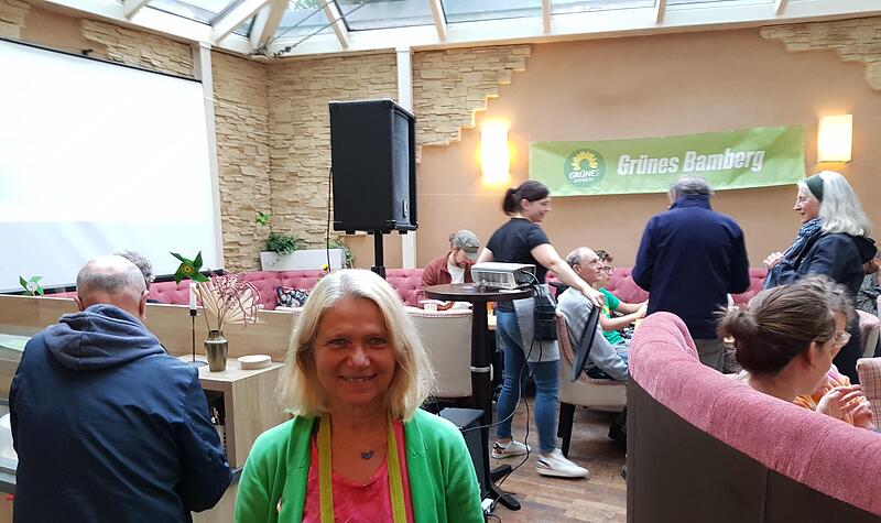 Ursula Sowa, Grünen-Direktkandidatin im Wahlkreis Bamberg-Stadt feiert den Wahlabend im Cafe Esspress in der Bamberger Austraße. Ursula Sowa, Grünen-Direktkandidatin im Wahlkreis Bamberg-Stadt feiert den Wahlabend im Cafe Esspress in der Bamberger Austraße.