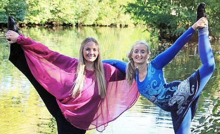 Anmutige Szenen sind im Ballettkalender 2022 der Ballettschule Karin Neubauer festgehalten. Anmutige Szenen sind im Ballettkalender 2022 der Ballettschule Karin Neubauer festgehalten.