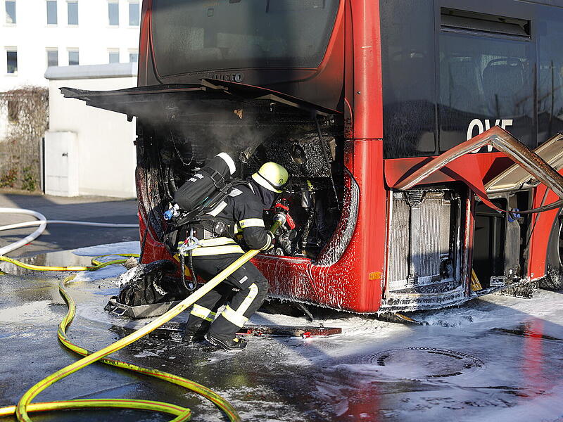 Motorraum von Reisebus im Vollbrand: Feuerwehr verhindert komplettes Ausbrennen Motorraum von Reisebus im Vollbrand: Feuerwehr verhindert komplettes Ausbrennen
