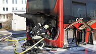 Motorraum von Reisebus im Vollbrand: Feuerwehr verhindert komplettes Ausbrennen Motorraum von Reisebus im Vollbrand: Feuerwehr verhindert komplettes Ausbrennen