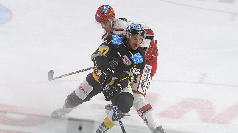 Tiger-Torj&auml;ger Fr&eacute;d&eacute;rik Cabana wird vom Landshuter  Alexander Dersch attackiert.