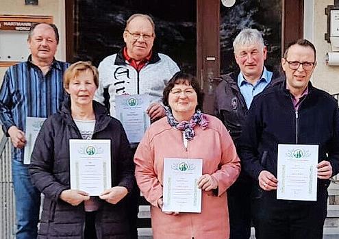 Nach der Ehrung, von links: Leo Schoberth, Jutta Schoberth, Roland Kauper, Ingrid Kauper, Vorsitzender Wolfgang Schleicher, Bürgermeister Andreas Pöhner.