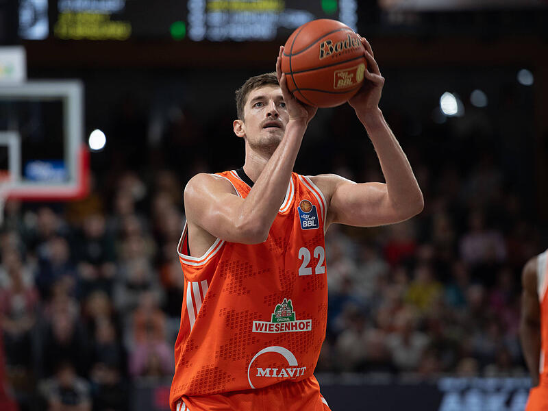 Tibor Pleiß ist zurück in der Basketball-Bundesliga: Bei seinem Comeback im Trikot von Rasta Vechta erzielte der 36-Jährige am Sonntag gegen Hamburg sieben Punkte und holte acht Rebounds.