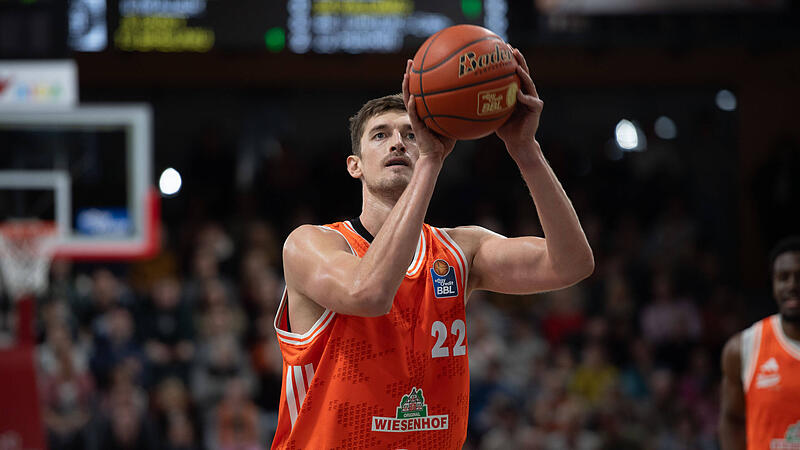 Tibor Plei&szlig; ist zur&uuml;ck in der Basketball-Bundesliga: Bei seinem Comeback im Trikot von Rasta Vechta erzielte der 36-J&auml;hrige am Sonntag gegen Hamburg sieben Punkte und holte acht Rebounds.