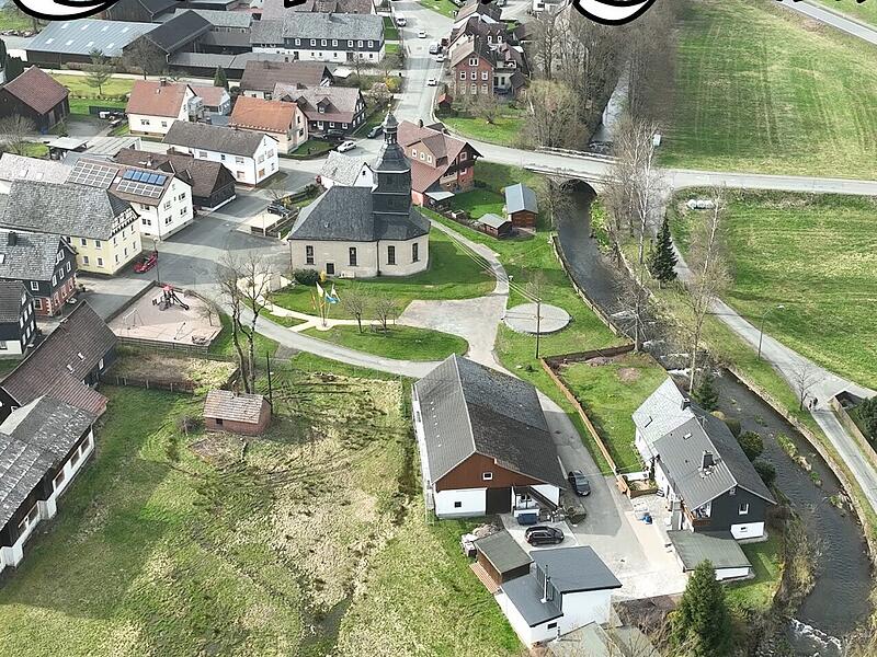 "Welitsch - unser Dorf im Frankenwald" hei&szlig;t ein von der Dorfgemeinschaft erstelltes Dokumentarwerk, das in der JHV vorgestellt wurde und auf gro&szlig;e Begeisterung stie&szlig;. In der Mitte die St. Anna-Kirche, deren Umfeld von der DG neu gestaltet wurde