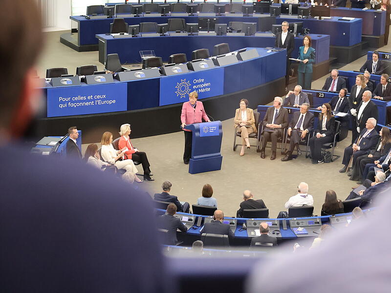 Angela Merkel erhält in Straßburg Europäischen Verdienstorden Angela Merkel erhält in Straßburg den europäischen Verdienstorden. Der FT war vor Ort.