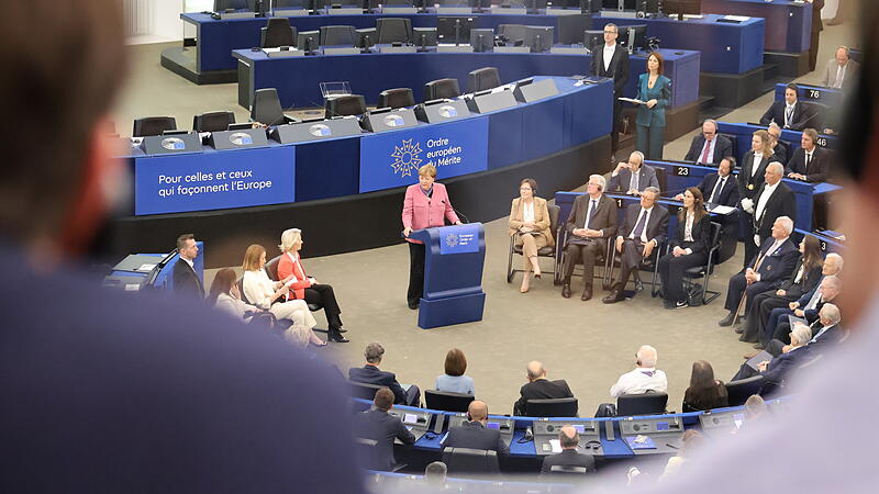 Angela Merkel erh&auml;lt in Stra&szlig;burg den europ&auml;ischen Verdienstorden. Der FT war vor Ort.