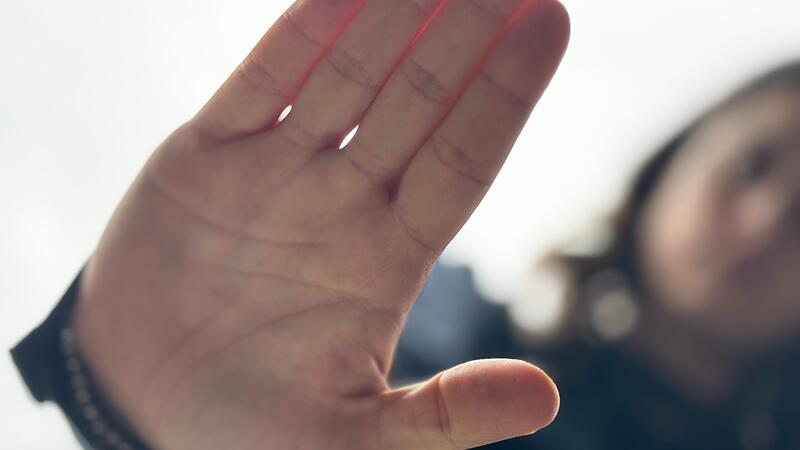 Betr&uuml;ger bedr&auml;ngen junge Frau