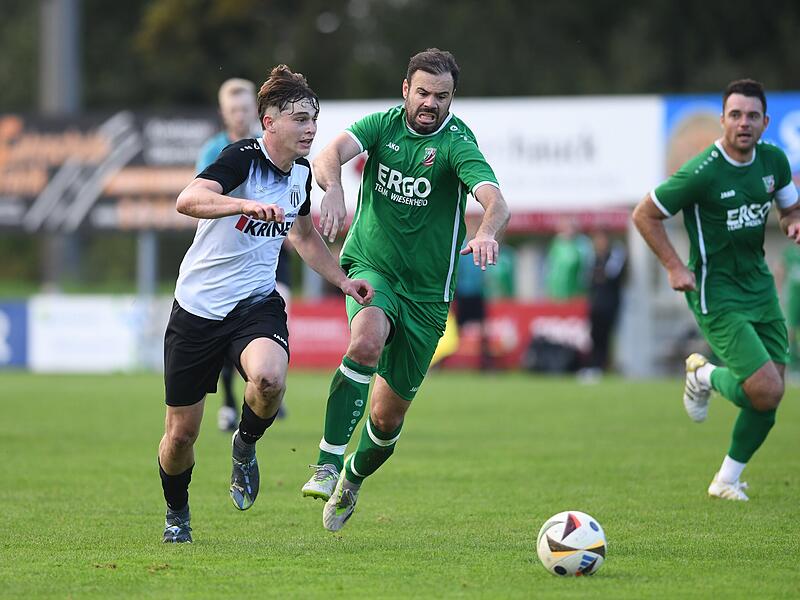 Lars Stussak (links) und der FC Sand haben in der Bezirksliga einen 2:1-Heimsieg gegen den TSV Abtswind II gefeiert.