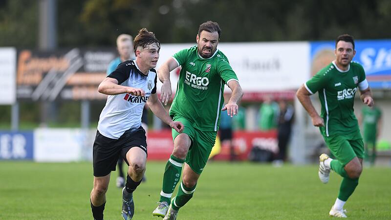 Lars Stussak (links) und der FC Sand haben in der Bezirksliga einen 2:1-Heimsieg gegen den TSV Abtswind II gefeiert.