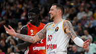 Daniel Theis (hier beim Euroleague-Ausw&auml;rtsspiel in M&uuml;nchen gegen Bayern-Center Wenyen Gabriel) ist mit der AS Monaco franz&ouml;sischer Pokalsieger.